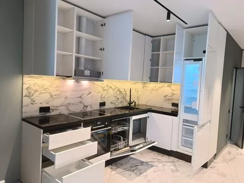 Кухня в белом глянце, квартира в Сочи — работа «Мебель СБК»